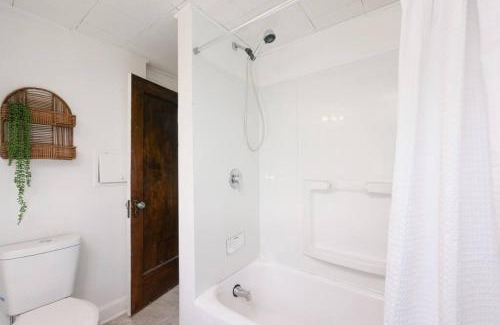 Northside Haus | Cozy & Convenient Getaway 3BD 2BA Dog Friendly