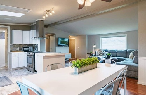 Desert Aire Haus | Cozy Cottage-breathtaking views w/hot tub