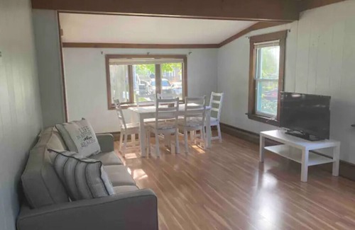 Portsmouth Hütte | Cozy Cottage By Water and Near Downtown Newport