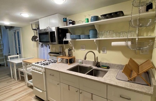 Treme Hütte | Cozy Cottage of Historic Nola— Furnished— Utilities Included— Monthly Rental