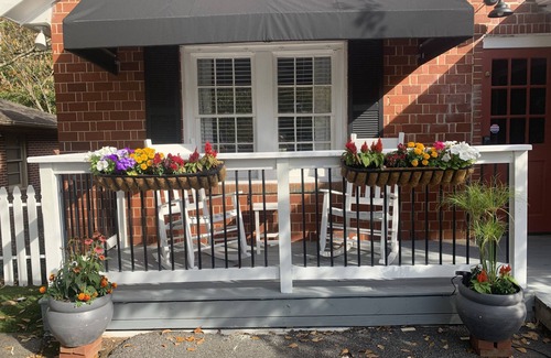 Roswell Hütte | Cozy Cottage on Canton Street just steps away from nightlife, shopping and parks