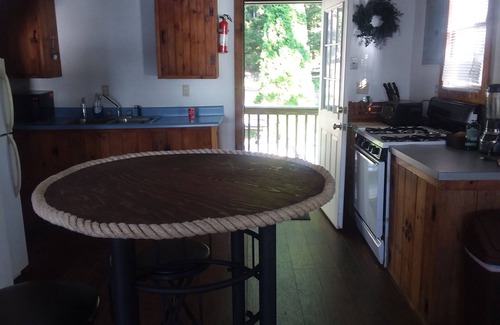 Manchester Haus | Cozy Cottage on water's edge of Lake Cobbosseecontee