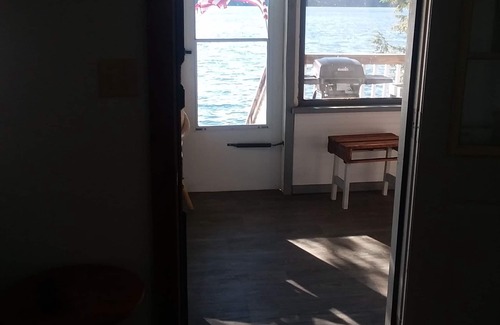 Manchester Haus | Cozy Cottage on water's edge of Lake Cobbosseecontee