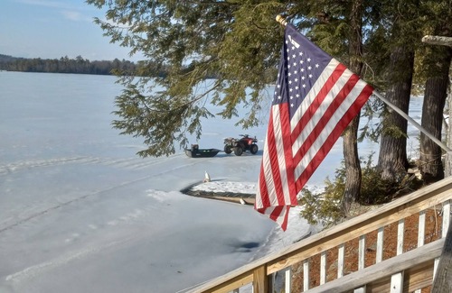 Manchester Haus | Cozy Cottage on water's edge of Lake Cobbosseecontee