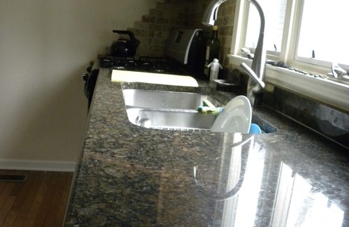 Michigan City Hütte | Gemütliches Häuschen unter Eiche, Ahorn und Weißkiefern