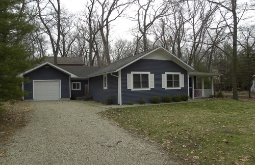 Michigan City Hütte | Gemütliches Häuschen unter Eiche, Ahorn und Weißkiefern