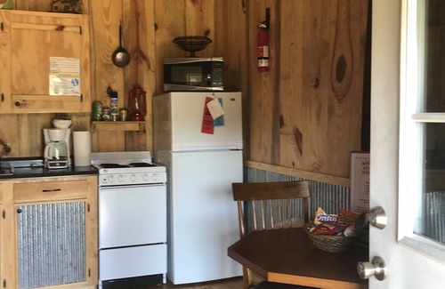 Perkinston Kabine | Hütte am Wasser am Red Creek, Vestry, MS - nur wenige Schritte vom Wasser entfernt!