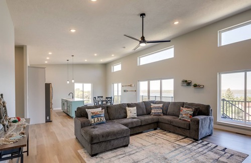 Crofton Wohnung | Cozy Crofton Vacation Rental w/ Fireplace & Deck