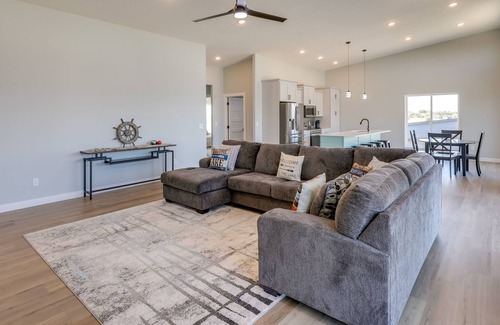 Crofton Wohnung | Cozy Crofton Vacation Rental w/ Fireplace & Deck