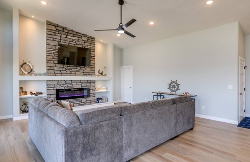 Crofton Wohnung | Cozy Crofton Vacation Rental w/ Fireplace & Deck