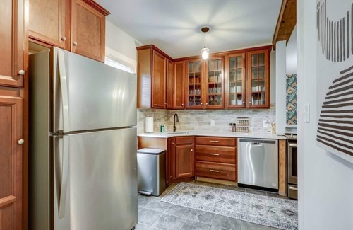 Mountville Haus | Cozy Dark & Moody Home, New Reno, 10 mins to Lanc!