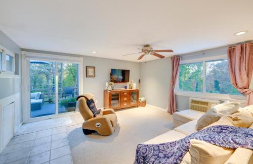 Dix Hills Wohnung | Cozy Dix Hills Apt with Deck about 7 Mi to Beach!