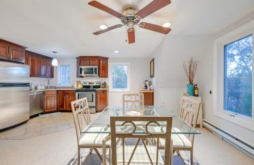 Dix Hills Wohnung | Cozy Dix Hills Apt with Deck about 7 Mi to Beach!