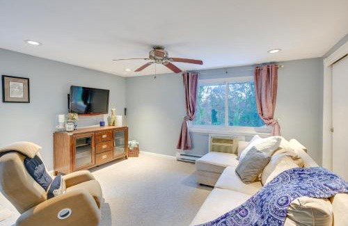 Dix Hills Wohnung | Cozy Dix Hills Apt with Deck about 7 Mi to Beach!