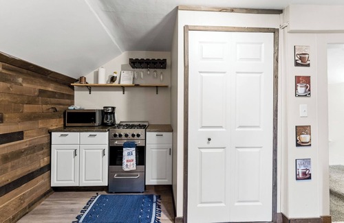 Grand Haven Haus | Cozy efficiency upper, a short walk downtown. Pet friendly with large backyard!