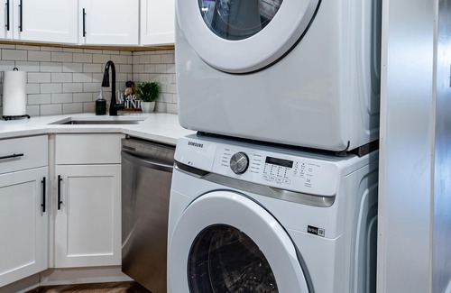 Avondale Wohnung | Cozy Family 3BR Oasis: Park, Private Yard, & BBQ!