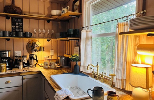 Basye Kabine | Cozy Family Friendly Cottage: GameRoom, Fire Pits & Mtn Views, Mins 2 Ski Resort