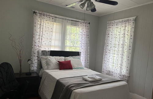 Crisfield Haus | Cozy family friendly home with lots of space to relax.!