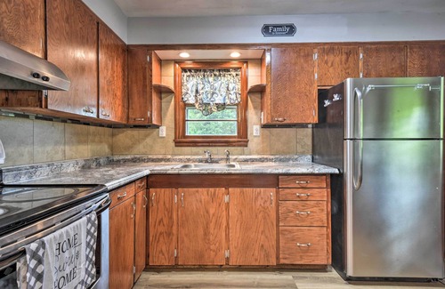 Springfield Haus | Cozy Family Home w/ Kayaks, Dock & Fire Pit!