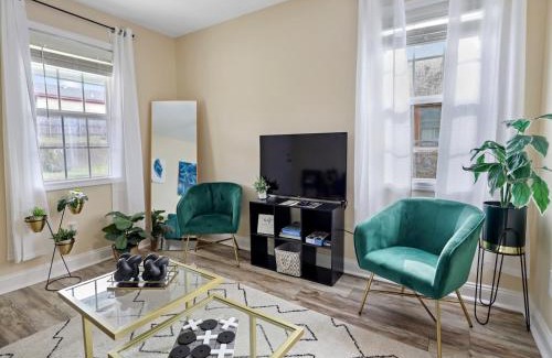 Memphis Haus | Cozy For Two