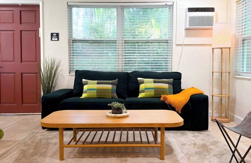 Poinsettia Heights Wohnung | Cozy Garden Bungalow - Pets/Parking/Beach