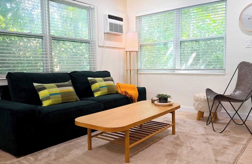 Poinsettia Heights Wohnung | Cozy Garden Bungalow - Pets/Parking/Beach