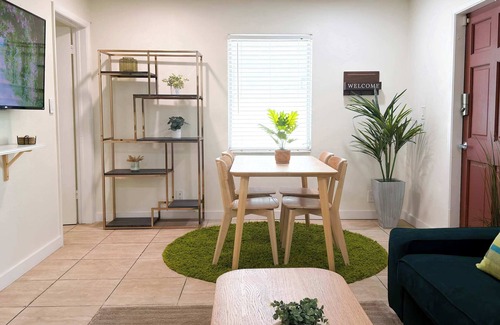 Poinsettia Heights Wohnung | Cozy Garden Bungalow - Pets/Parking/Beach