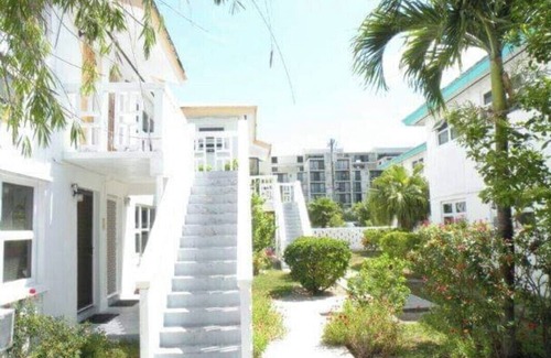 Discovery Bay Eigentumswohnung | Cozy Garden Unit in Lucaya area is a 2 minute walk to the spectacular beach.