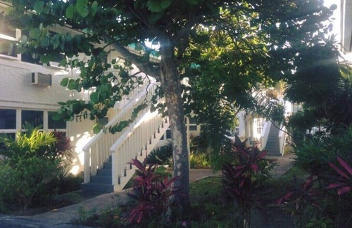 Discovery Bay Eigentumswohnung | Cozy Garden Unit in Lucaya area is a 2 minute walk to the spectacular beach.