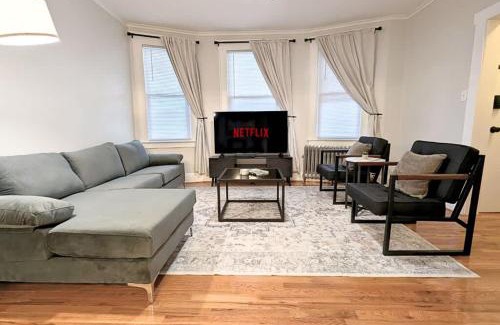 Orange Haus | Cozy Gem 18Min to EWR 8min to NYC Train & Parking
