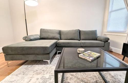 Orange Haus | Cozy Gem 18Min to EWR 8min to NYC Train & Parking