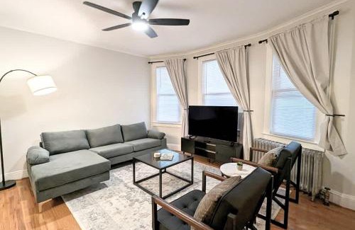 Orange Haus | Cozy Gem 18Min to EWR 8min to NYC Train & Parking