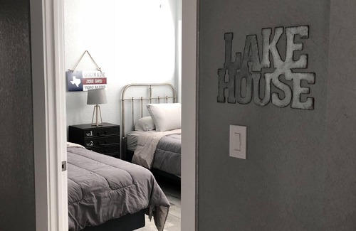 Lakehills Haus | Medina Lake Escape Water Front Retreat: sanfter Abhang zum Wasser mit eigenem Steg