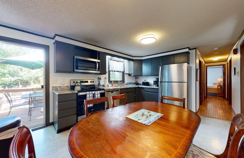 Vineyard Haven Haus | Gemütlicher Kurzurlaub in zentraler Lage mit voll ausgestatteter Küche, möbliertem Deck und Gasgrill