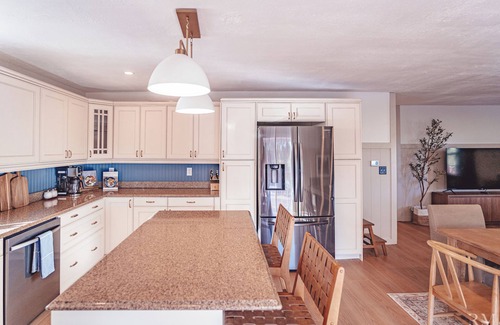 Rockbridge Hütte | Cozy Getaway: Location, Dogs Stay Free, Fenced Yard, Fishing Pond