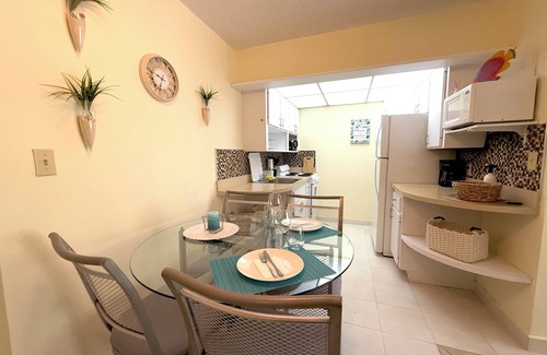 Williams Town Eigentumswohnung | Cozy Ground Floor Apartment in Coral Beach Condominium