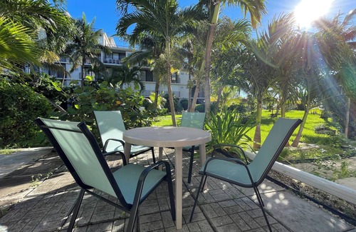 Williams Town Eigentumswohnung | Cozy Ground Floor Apartment in Coral Beach Condominium