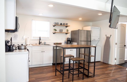 Memphis Haus | Cozy guesthouse studio | soaking tub | rain shower