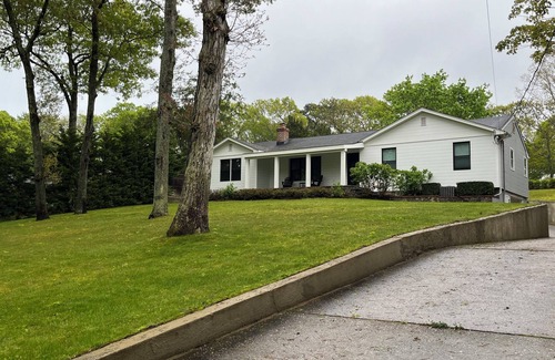 Hampton Bays Haus | Cozy Hampton Bays getaway!