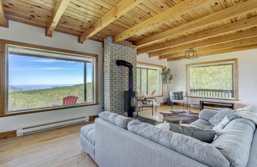Baie-St-Paul Haus | Cozy Haven with Spa & Stunning Views
