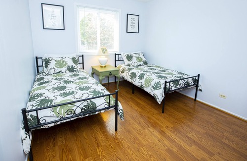 Vernon Hills Haus | Cozy home, 4 bdrm, 2.5 bath, fenced backyard, pet friendly, desirable location