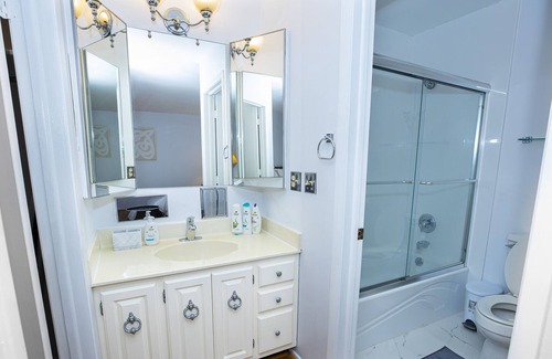 Vernon Hills Haus | Cozy home, 4 bdrm, 2.5 bath, fenced backyard, pet friendly, desirable location