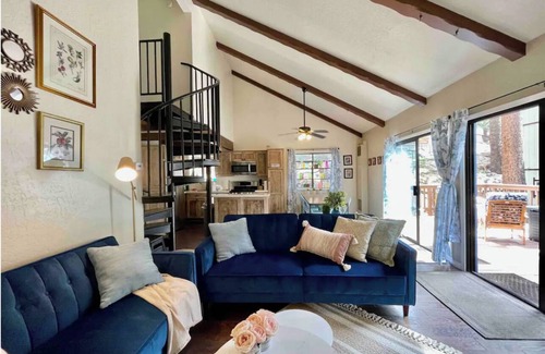 Upper Kingsbury Haus | Cozy Home at Heavenly Ski Resoirt + 5 min to CasinosPrivate Hot Tub/Pet Friendly