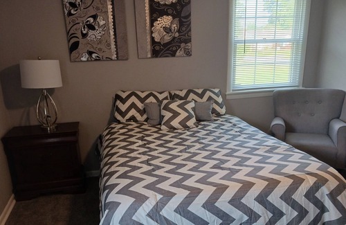 Churchland Haus | Cozy Home Away from Home- 5 minutes from local shopping area