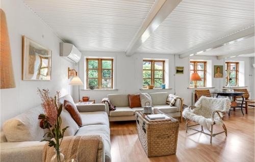 Tejn Haus | Cozy Home In Allinge With Kitchen
