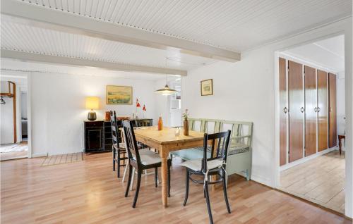 Tejn Haus | Cozy Home In Allinge With Kitchen