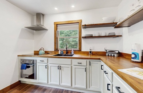 Adams Haus | Cozy Home in the trees, w/large yard, fire pit, gas grill, & WIFI