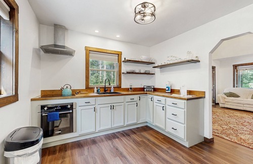 Adams Haus | Cozy Home in the trees, w/large yard, fire pit, gas grill, & WIFI