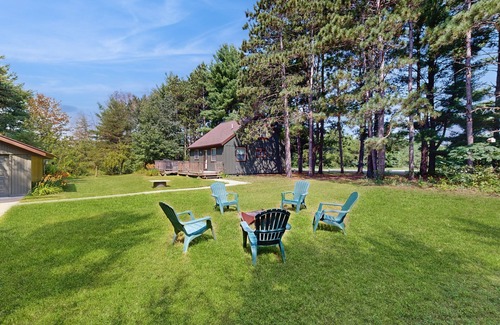 Adams Haus | Cozy Home in the trees, w/large yard, fire pit, gas grill, & WIFI