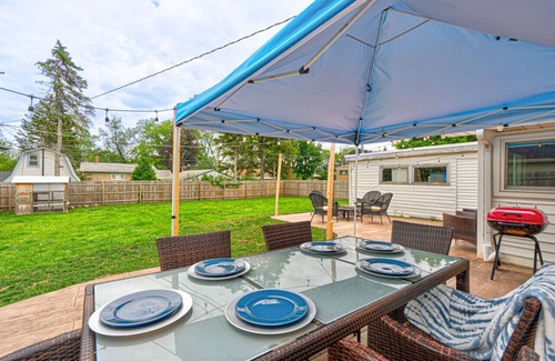 Highland Hills Haus | Cozy Home | King Bed | 10P | Metra | Chicago Suburb